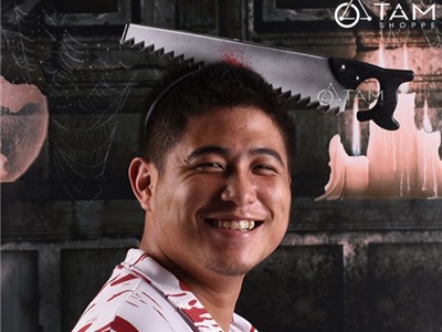 Cài Halloween hình cây cưa chém đầu số 03